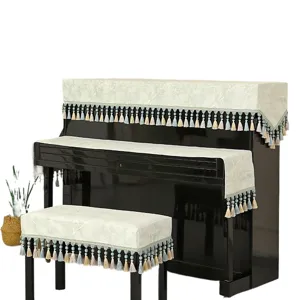 Set copripolvere per pianoforte con napphe, tessuto con trama marmo moderno e coprisgabello.