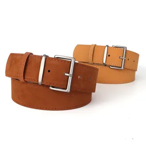 Ceinture en cuir suédé pour femme avec boucle ardillon en métal, design décontracté classique.