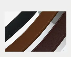 Gros plan sur la sangle de ceinture en cuir PU pour femmes avec de belles coutures et options.