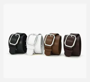 Gros plan sur les détails de la ceinture en cuir PU pour femme avec boucle carrée argentée.