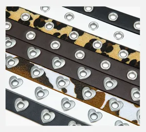 Vue détaillée de ceintures en cuir fines pour femmes avec divers imprimés et œillets métalliques.