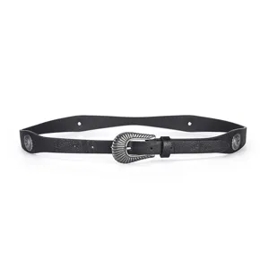 Vista detallada de cinturón de cuero PU estilo western negro con hebilla de metal plateado.