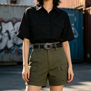 Vista detallada del cinturón de cuero PU estilo western para mujer con hebilla metálica y atuendo.