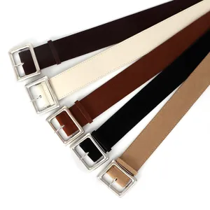 Ceinture large en daim pour femmes avec grande boucle carrée argentée. Élégant accessoire de robe.