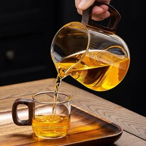 Ensemble de théière et tasses en verre avec poignée en bois, résistant à la chaleur pour thé.