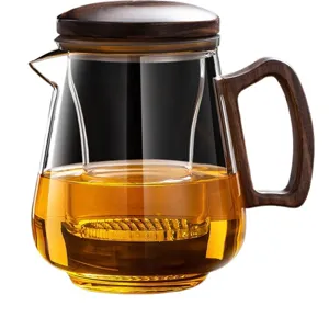 Théière en verre avec poignée latérale en bois et filtre infuseur pour infuser votre thé.