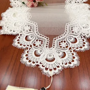 Witte kanten TV stofhoes elegante bloemenborduurwerk decoratieve tafelloper met kwastjes.