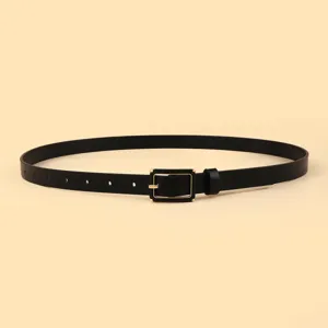 Ceinture en cuir PU noir avec boucle ardillon rectangulaire dorée, style minimaliste.