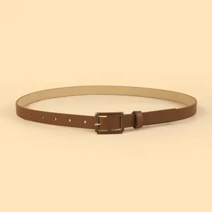Gros plan d'une ceinture en cuir marron avec boucle rectangulaire dorée minimaliste
