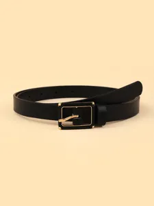Détail d'une ceinture classique en cuir PU noir avec boucle ardillon rectangulaire dorée.