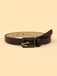 Vue rapprochée détaillée de la ceinture en cuir PU marron foncé à boucle carrée dorée.