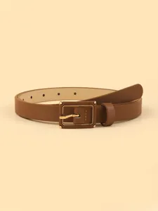 Détail de ceinture en cuir PU marron, boucle carrée dorée classique, style décontracté.