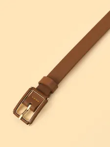 Fine ceinture marron en cuir PU minimaliste avec boucle ardillon rétro carrée pour jean.