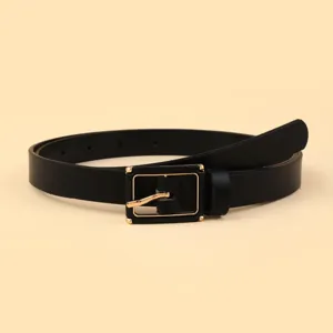 Ceinture noire minimaliste en cuir PU pour femme avec boucle ardillon rectangulaire.