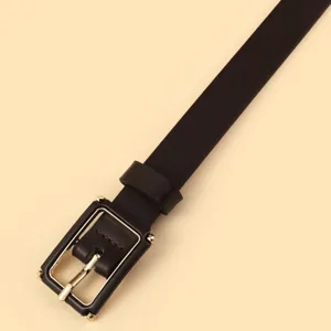 Ceinture fine et classique en noir avec boucle ardillon rectangulaire dorée. Accessoire idéal.