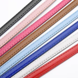 Cintura sottile in ecopelle PU colorata da donna, elegante cinturino lucido con cuciture a contrasto.