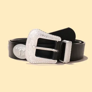 Gros plan détaillé de la ceinture en cuir noir style western avec boucle en argent.