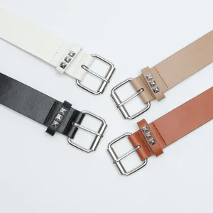 Cintura in pelle con borchie alla moda per uomo e donna, versatile cintura con fibbia ad ardiglione.