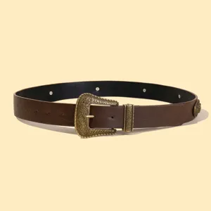 Ceinture en cuir marron vintage pour femme avec boucle occidentale en laiton gravée.
