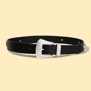 Vue détaillée de la ceinture en cuir noir pour femme avec boucle occidentale argentée.