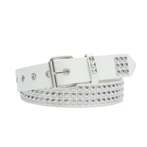 Cintura in pelle bianca alla moda con borchie metalliche e fibbia ad ardiglione per jeans pantaloni.