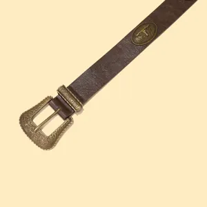 Vue détaillée de la ceinture en cuir marron avec boucle vintage et emblème taureau.
