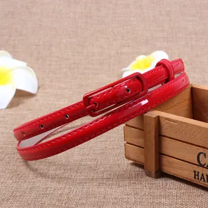 Cintura sottile in ecopelle verniciata rossa da donna, elegante cinturino con fibbia ad ardiglione.
