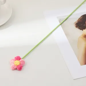 Détail de la tige de fleur bouffante au crochet, jolie déco florale rose esthétique.