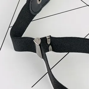 Ceinture élastique noire réglable avec boucle en métal pour jeans de mode féminine.