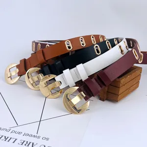 Ceinture en cuir tendance pour femme avec œillets métalliques et grande boucle chic.