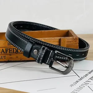 Cinturon de cuero PU negro para mujer con costuras blancas y hebilla metalica elegante.