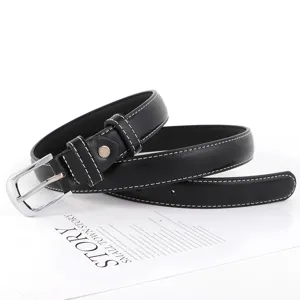 Stijlvolle zwarte lederen damesriem met zilverkleurige doorngesp en witte stiksels voor jeans.