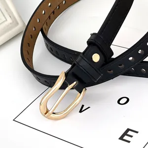 Ceinture fine en cuir noir pour femme avec boucle métallique dorée, accessoire élégant jean.