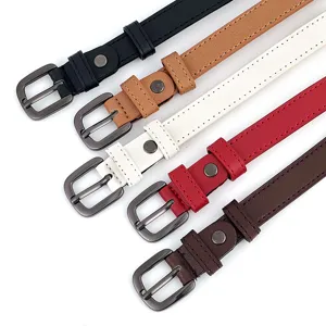 Élégante ceinture fine en cuir pour femme au design minimaliste avec boucle métal.