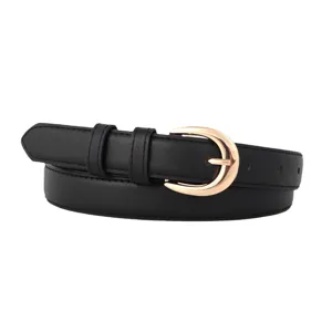 Zwarte leren damesriem met elegante gouden gesp, veelzijdig voor jeans en jurken.