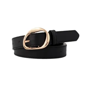 Cinturón negro de mujer elegante con hebilla metálica dorada irregular para vaqueros.