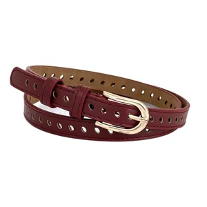 Ceinture pour femme en cuir bordeaux avec boucle dorée ajourée, accessoire élégant pour jean.
