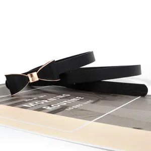 Ceinture fine noire en cuir pour femme avec boucle élégante en métal nœud pour robe et mode chic.