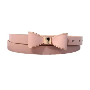 Ceinture fine femme en cuir rose avec boucle nœud papillon doré, élégante et mignonne.