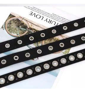 Damen Punk Stil schwarzer Ledergürtel mit Metallösen und Strass, modischer Taillengürtel.