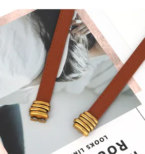 Slanke bruine lederen riem met messing uiteinden, chic decoratief taille accessoire voor dames.