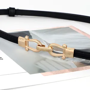 Elegante smalle zwarte lederen riem met gouden metalen hoefijzergesp voor dames mode.