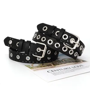 Schwarzer Damen Punk Ledergürtel mit Metallösen und Ausstanzungen für modische Outfits.