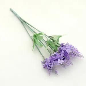 Détail de fleur de lavande artificielle, bouquet floral violet et tige verte pour déco.