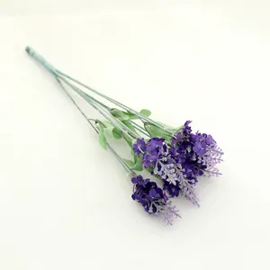 Gros plan détaillé d'un bouquet de fleurs de lavande artificielle violette réaliste.