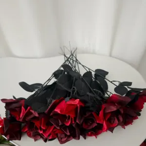 Vue détaillée de roses artificielles en soie rouge foncé et noire pour déco d'Halloween.