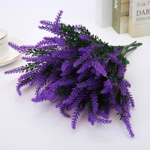 Fiori artificiali in plastica di lavanda viola per decorazioni casa matrimonio e oggetti di scena.