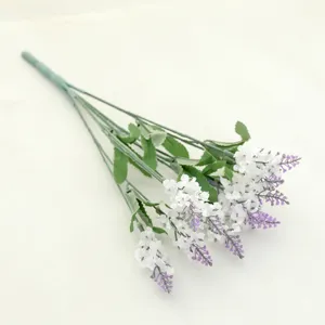 Détail de bouquet de fleurs de lavande artificielle, arrangement floral réaliste pour déco.