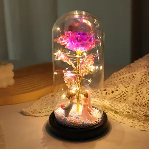 Luce notturna romantica a LED in vetro cupola rosa finta con statuetta di coppia, decorazione.