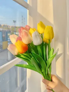 Détail en gros plan du bouquet de mini tulipes artificielles colorées, accessoire déco.